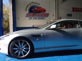 Coche deportivo en taller mecánico